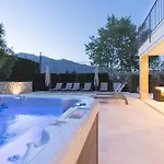 Menut Nou Villa *